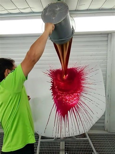 Use a bucket to splash red pearl gold paint on the hood. #เคาะพ่นสี #automotive #ช่างทำสีรถยนต์
