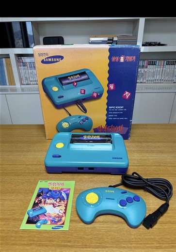 The Sega Master System II was a budget version of the original Master System and was released in countries outside of Japan. In Korea, it was launched under the name Aladdin Boy. What made the Korean version unique was that it came bundled with a Mega Drive controller, unlike versions released in other regions. This kind of hybrid setup was likely possible because Samsung handled the manufacturing directly. And the color? Absolutely fantastic.