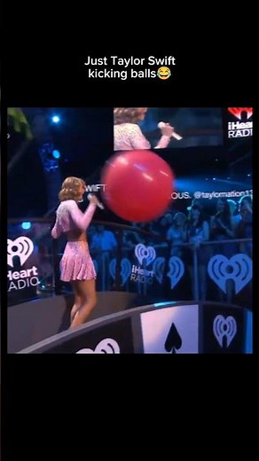 Taylor Swift kicking balls on stage 😭⚽
