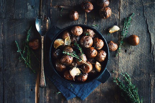 Patates grelots à l’ail rôti et au thym - Le Coup de Grâce
