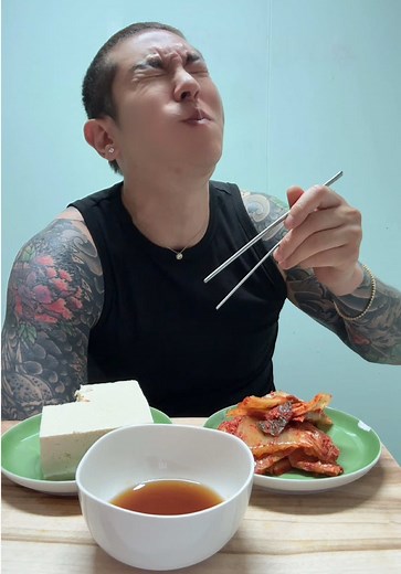 오늘은 꾸미는 거 없다. 그냥 두부 김치. 근데 가끔 제일 단순한 게 제일 위험하다🔥 🇰🇷 한국: 두부김치 먹을 때 뭐 찍어 먹는 파 vs 그냥 먹는 파? 🇺🇸 English: Sauce team or no sauce team with tofu kimchi? 🇪🇸 Español: ¿Con salsa o sin salsa para el tofu con kimchi? 🇧🇷 Português: Molho ou sem molho com tofu e kimchi? 🇫🇷 Français : Avec sauce ou sans sauce avec le tofu kimchi ? 🇩🇪 Deutsch: Mit Soße oder ohne Soße bei Tofu-Kimchi? 🇮🇹 Italiano: Con salsa o senza salsa con tofu e kimchi? 🇹🇭 ไทย: กินเต้าหู้กิมจิกับซอสหรือไม่ใส่ซอส? 🇻🇳 Tiếng V
