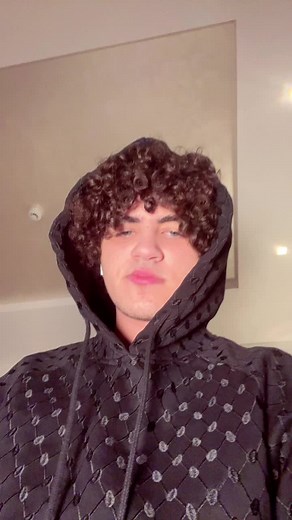 Red Carpet Ready: Isra Najjar's Glam Look