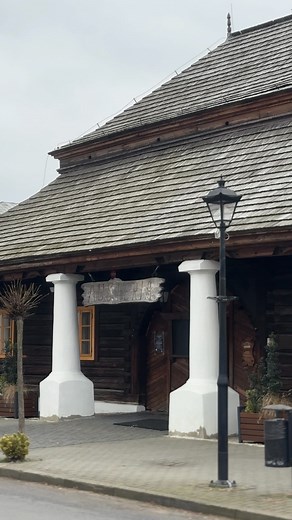 Skąd nazwa Austeria? To dawne określenie eleganckiego zajazdu dla podróżnych — miejsca, gdzie można było zjeść, odpocząć i przenocować. Sławkowska Austeria to jedna z najstarszych karczm w Polsce, której historia sięga XVIII wieku. Dziś działa tu restauracja, która nadal zachowuje wyjątkowy klimat dawnych czasów. 📍 Sławków 🍽 Austeria – miejsce z duszą i historią Zapraszamy 👋🏼 #sławków #austeriasławków #karczma #austeria | Restauracja Austeria Sławków