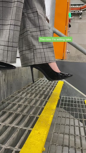 Living life on the edge? #stilettochallenge #stiletto #rihannamoment #walk #highheels #thebuckleys