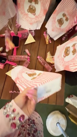 Oque tem nas sacolas 😍😍 #humor #papodefamilia #sacolarosa #amigas