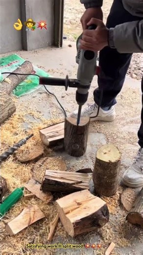 Construction tool tip🔧: Using chisel tool splitting firewood 🪵 … It’s unbelievable