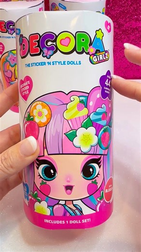 Decorating my first Decora Girlz doll 🌸🍓. Blossom is so cute and colorful. #decoragirlz #decoragirlzevent #fashion #johnadams #dolls #fashiondoll #decorakei | Vivizone