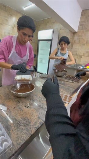 Join us for a 2 day hands-on Chocolate Workshop where you’ll learn: ✅ Professional tempering techniques ✅ Mold filling, capping & demolding ✅ Enrobing like a chocolatier ✅ Chocolate wrapping & packaging ✅ Tools & equipment essentials 📅 November 25 & 26 ⏰ 9 AM to 1 PM 📍 Made by Nature – Antelias 🎟️ Limited spots available – DM to reserve yours today! WhatsApp ‪ 961 76 870 518‬ Mobile 961 3 710696 961 71 157696 #goudarchocolate #chocolatemakingcourse #chocolateworkshop #moldingchocolate #temper