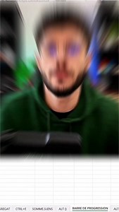 🎄 Calendrier de l’Avent Excel – Jour 12 Créer une barre de progression automatique Tu coches tes tâches, Excel remplit la barre. La magie repose sur un petit calcul : ✔️ NB.SI(VRAI) pour compter ce qui est terminé ➗ NBVAL pour le total Résultat = ton pourcentage d’avancement. Tu mets en format % ➜ puis tu ajoutes une barre de données en mise en forme conditionnelle. Minimum = 0, Maximum = 1, couleur au choix… et la barre se remplit au fur et à mesure. ✨ Une to-do list qui se visualise toute seu