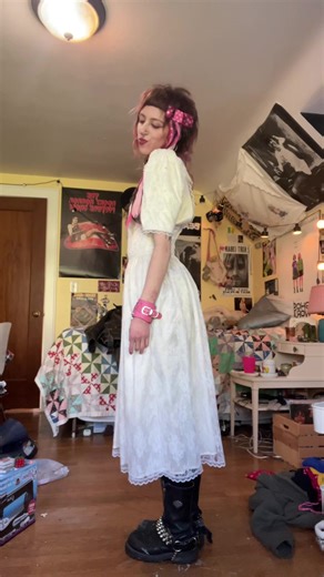 collar and hair bow made by me!!! accidentally serving bride of chucky tho 😭😭😭😭😭😭😭😭