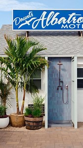 Daunt’s Albatross Motel is a Montauk gem and truly feels like a home away from home. With their top notch hospitality, comfortable rooms, and laid back coastal atmosphere…this should be a must on everyone’s bucket list this summer 🌊✨ Whether you’re trying to catch some waves, chill by the pool, or grab a bite to eat, Daunt’s Albatross Motel makes the Montauk experience easy as it is located at the center of it all. Enjoy meals with the local flavors at nearby restaurants such as @thebirdmontauk