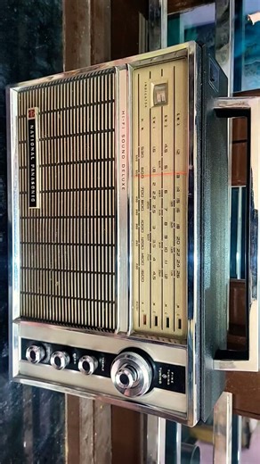 National panasonic 4 band Radio model R-100 made in japan