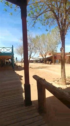 🏜️🐎🇺🇲 Tombstone, Arizona, es más que un pueblo del Viejo Oeste; es un testimonio de la valentía, la tragedia y la perseverancia de una era legendaria. Fundado en 1877 tras el descubrimiento de plata, rápidamente se convirtió en una ciudad bulliciosa, llena de buscadores de fortuna, pistoleros y soñadores. Pero su historia no está solo escrita en oro y plata, sino también en pólvora y sangre. En 1881, el infame tiroteo en el O.K. Corral entre forajidos y la ley, se convirtió en un duelo a mue