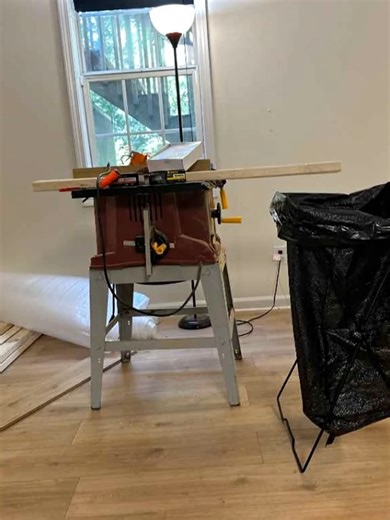 Your new DIY best friend: holds the bag so you don’t have to 👊#CleanupHack #SatisfyingClean #XStand #TrashTalk #PortableBin #WeGotYourBack