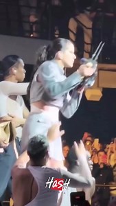Rosalía detuvo su concierto en el Movistar Arena de Bogotá para comerse un pandebono en medio de las canciones con las que deleitaba a su público. La cantante tomó una bolsa que le trajeron al escenario y mostró un pandebono que sacó de la bolsa, sorprendida comenzó a comerlo en pleno concierto. “Wuau, amiga, amiga, me comería la bolsa entera si no fuera porque tengo que seguir”, fueron sus palabras cuando probó la comida típica del Valle del Cauca, que la dejó asombrada con su sabor. Ver más en