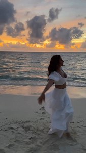 27K reactions · 193 shares | Fave place, fave song, perfect sunset..Magic李 P.S. I’m not usually one for AI voices — it just doesn’t feel right. But if I put those feelings aside, just for a moment, one can’t deny that this version echoing Kishoreda’s timeless soul, really hits different. The retro vibe, the nostalgia 﫶 gratitude #sunset #beachlover #sophiechoudry #saiyaara | Sophie Choudry | Facebook