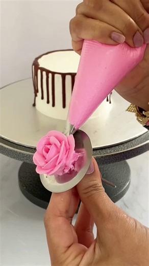 Simple Piping Nozzle Flower Cake Tutorial | Hafsi Cake