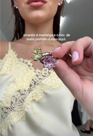 amigas, quem mais tá viciada em amarelo manteiga??? E quando você testa combinações com outras cores e texturas, só melhora!!! Shop yours: brinco e anel Mojito 💛 #fashion #acessorios #semijoias #brinco #anel mixandmatch mixdeacessorios match