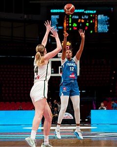 Le double double et la win pour Iliana Rupert ✌️ L'intérieure des Bleues a été grandiose avec Fenerbahçe pour s'imposer à Valence (19 points, 12 rebonds) 😎 #PassionnémentBleu #EuroLeagueWomen | Equipe de France féminine de BasketBall