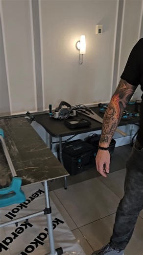 NOWA WERSJA PLUS! Jeszcze mocniejsza, stabilniejsza i bardziej precyzyjna przecinarka do glazury! Jeśli lubiłeś poprzedni model, ta nowa odsłona skradnie Ci serce ❤️ 🔧 Co nowego? • Prowadnice 25 mm – grubsze i sztywniejsze niż dotychczasowe 19 mm = jeszcze większa precyzja cięcia • Większa moc łamania – jeszcze łatwiejsze radzenie sobie z twardymi płytkami • Większa stabilność konstrukcji – komfort i pewność pracy bez drgań 📐 A do tego wszystkie funkcje, które znasz i cenisz: • wytrzymała alum