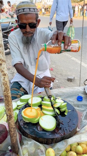 Watch the technique of a 90-year-old uncle cutting a bottle gourd with a sickle #shorts #shortfeed