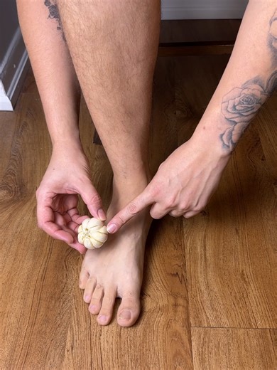 Put Garlic on Your Feet Before Bed #painrelief #pain #lifehack