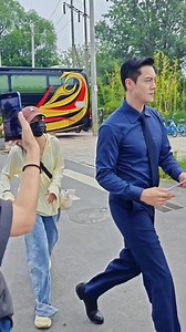 William Chan smiled shyly after being called tall and good-looking on the set of “Love's Ambition”. 陈伟霆被防晒喷雾喷一激灵，被人夸好高好帅不好意思地笑了哈哈哈，许我耀眼拍摄时期，沈皓明蓝色衬衫造型路透 #陳偉霆 #WilliamChan #陈伟霆 #actor #fashion #cdrama #lovesambition #许我耀眼 #陈伟霆许我耀眼 #九门 #TheTreasuredBajiaBook | 陈伟霆陳偉霆資訊Williamchandata Fanpage