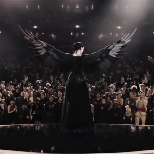 ⋆˚꩜｡ #katnisseverdeen snow lands on top but fire is catching 🤷‍♀️ I don’t know why this is so offbeat okay 🤦‍♀️ #hungergames #katnisseverdeenedit #netflix #booktok the hunger games katniss everdeen badass edit Coriolanus snow catching fire movie