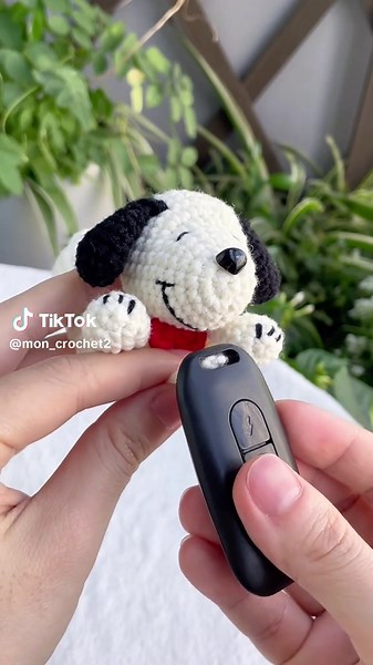 Charming Crochet Snoopy Key Cover Tutorial