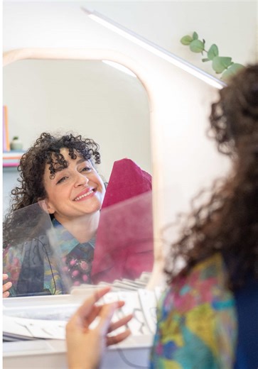 L'armocromia e le analisi delle forme non sono solo 'regole', ma una vera e propria coccola per te. È un momento che ti riservi per capire finalmente quali forme e colori comunicano davvero chi sei al resto del mondo. Nel mio studio non stravolgiamo nulla...partiamo da te, dalle tue abitudini, e le valorizziamo attraverso: eo Armocromia • Analisi del Viso Analisi della Figura Non aver paura di cambiare: creeremo insieme una nuova routine che ti faccia sentire splendid* ogni giorno, senza rinunci