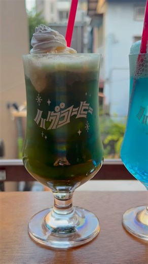 ♡MAI♡静岡グルメ中心飲み食べ歩きグラム on Instagram: "静岡駅南口にある入船横丁内に2025年10月22日オープン‼️ hugcoffee入船横丁店( @hugcoffee_irifuneyokocho )に行ってきました✨ 昭和な雰囲気の横丁にまさかのハグコーヒー☕️‼️ 注文したもの 〼マルゲリータピザ 1000円(税込) 〼イタリアンプリン 600円(税込) 〼クリームソーダ(お茶) 680円(税込) 〼クリームソーダ(富士山) 680円(税込) 店内は1階と2階があり、2階は木の温もりと赤絨毯が印象的なゆったり座れるテーブル席があります✨ クリームソーダはみかん、お茶、富士山があり、お茶と富士山をオーダー🍵🗻 クリームソーダの定番のメロンもできるそうです🍈 イタリアンプリンはむっちりとした弾力があり、一口食べると濃厚な卵の風味が広がります🍮 マルゲリータピザは薄めの生地で外はパリッ、中はもちっとしていて、焼き立ての香ばしさがたまりません🍕 久しぶりにゆったりとしたカフェ時間を過ごせて良かったです✨ ■hugcoffee 入船横丁店■ 〒422-8