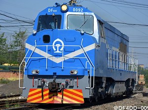 刷蓝4DD-0092牵引敞车田庄站下行线方向发车外加0095单机通过田八区间。