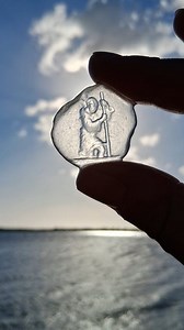 Our tour guide Silke couldn't believe her eyes when she found this piece of sea glass on Rainbow Beach last week. 🤩 It's a religious image showing Saint Christopher carrying a child over a river. Medals with this image are worn as a charm for protection during travel. These kinds of medals are usually made out of metal, not glass. Curious to find out where this came from! It's a real sea glass treasure for sure. 💙 Want to find your own sea glass treasures? Join us on a boat tour to Sea Glass I