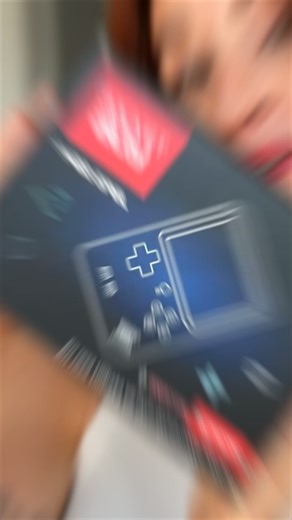 "𝗪𝗶𝗲 𝗸𝗼𝗻𝗻𝘁𝗲 𝗶𝗰𝗵 𝗱𝗮𝘀 𝗻𝗶𝗰𝗵𝘁 𝘄𝗶𝘀𝘀𝗲𝗻?!" 😭 Reise zurück in die Vergangenheit und erlebe stundenlangen Spielspaß mit Pocketboy – dem Weihnachts-Hit 2025 für Kinder und Erwachsene! 🎁⏰ 🕹️ Über 400 klassische Spiele – pure Nostalgie ⚡ Bis zu 7 Stunden Spielzeit pro Ladung 🔑 Einfach an den Fernseher anschließen oder unterwegs spielen 🌐 Kein WLAN, keine Downloads – einfach einschalten & loslegen 🔥 Nur jetzt: 50 % Rabatt, kostenloser Versand & bis zu 4 Gratis-Controller – abe