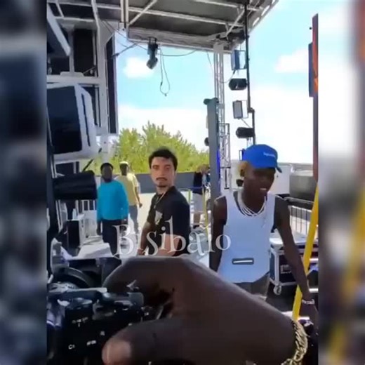 Olabisi Balogun on Instagram: "“Why are you stressing yourself over someone that has mental problem”____ video of what led to the drama between #bankuli and #seyivibez surfaces as bankuli was seen telling a camera man seyi vibez ordered out of the stage that seyi had a mental problem. Unaware he was being recorded."