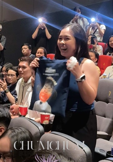 Chiếc fan cứng của Thu Diễm đây gòi. Dù thuộc diện khó khăn những vẫn có mặt đầy đủ ở 2 day FMT của Diễm #chumchum #BiMatVbiz #daicahahaha #daicahahahabychumchum #leduongbaolam