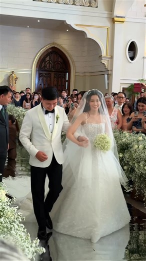 BLOOM BY AV | FLOWER SHOP & EVENT STYLIST | The Dreamy Wedding of @kymberlinrae & @kennyeung23 👰🏼🤵🏻💍 Congratulations to the newly weds! Forever grateful to be part of your love story... | Instagram