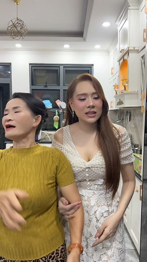 448K views · 5.2K reactions | Hậu trường Mẹ Tính và Mẹ Thương chuẩn bị makeup đi tiệc của Ruby chiều nay ạ. ❤️Bấm theo dõi kênh Hồ Bích Trâm Family của gia đình em nhé ❤️ | Hồ Bích Trâm Family | Facebook