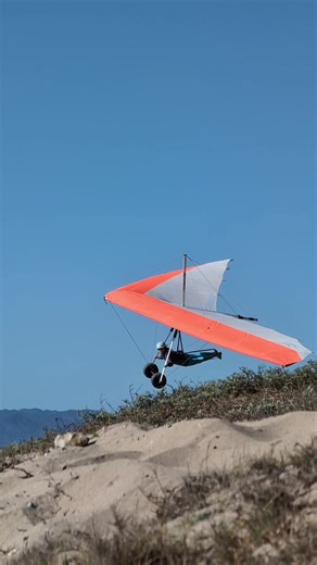 Calm Moments in Hang Gliding: Experience the Sky