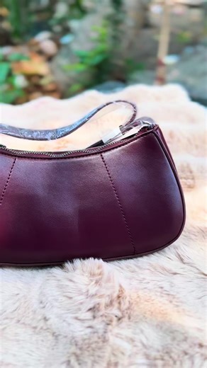 Simple, stylish, and absolutely stunning ❤️✨ Inbox us now to grab yours 👜🔥😍 #CallieBags #srilankan_tik_tok🇱🇰 #trending #limitedstock #cherryredhandbag