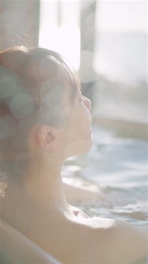 平岡映美（Eimi Hiraoka） on Instagram: "あけましておめでとうございます。 新しい年のはじまりに、 静かであたたかい光を浴びました。 当たり前のように迎えている朝も、 こうしてちゃんと立ち止まると、 少しだけ背中を押してもらえる気がします。 今年も、丁寧に。 大切なものを見失わずに、 一日一日を重ねていけますように。 本年もよろしくお願いいたします🎍✨ #平岡映美 ・ #伊豆の踊り子聖地巡礼 #伊豆旅 #母娘旅 #えいみの旅日記 #旅好き女子 #プチ旅行🚗💨 #初日の出2026 #聖地巡礼の旅 #伊豆旅館 #伊豆旅行シリーズ #露天風呂めぐり #温泉めぐり #温泉旅行♨️ #天然温泉♨️"