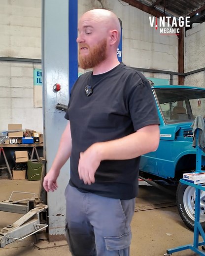 ✨ Avancée des travaux sur la Golf Oettinger ! Baptiste nous fait le point, et la voiture a déjà beaucoup évolué ⚙️ La carrosserie est entièrement refaite, Il reste encore du boulot : calandre, freinage et amortisseurs à remettre d’origine mais la transformation est déjà impressionnante 📈 📝 Selon vous, le plus compliqué à régler : le freinage ou les suspensions ? Dites-le en commentaire 👇 📺 Vintage Mecanic – en replay sur RMC BFM Play et chaque mardi à 21h10 avec un épisode inédit de la saiso