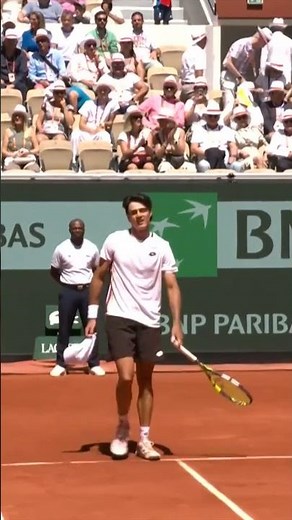 Adam Walton stuns Daniil Medvedev in the opening round at Roland-Garros 🇫🇷
