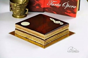 2.9K views · 132 reactions | Tarta Ópera clásica, y de Frambuesa.... Receta completa y video aquí: Frambuesa: https://www.bavette.es/tartas-y-pasteles/7840-tarta-opera-de-frambuesas/ Clásica: https://www.bavette.es/tartas-y-pasteles/6415-tarta-opera-con-crema-de-mantequilla/ | Bavette | Facebook