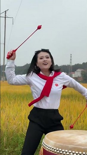 天气这么好，风景这么美，适合谈个恋爱，或者……演奏一首《爱情鸟》。#创作灵感#爱情鸟#乡村田野#中国鼓#纪录美好生活