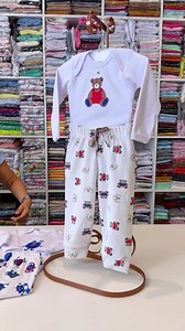 Look fofinho e quentinho! 🧸 ❄ Nada como um Conjunto de Body suedine com Calça plush, para abraçar seu bebê com carinho e muito estilo! Confira todas as Estampas e Tamanhos disponíveis em 💻 ropek.com.br 🚚 Enviamos para todo Brasil! | Ropek Moda Bebê