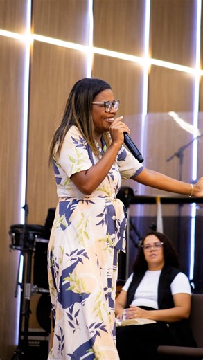 ENCONTRO DAS FLORES | 9 ANOS on Instagram: "TODO AUTOENGANO CAI POR TERRA EM NOME DE JESUS! “Se eu não enxergo o problema, eu não vou enxergar a auto necessidade de mudança”. - Pastora Daniele Dias @danielediasdonascimento . . Culto Profético Encontro das Flores Líder @janainaayres3 . Pastores Presidentes Pr. Bauer do Nascimento Pra. Raquel Dias . Rua Bráulio 115, Santo Elias - Mesquita"