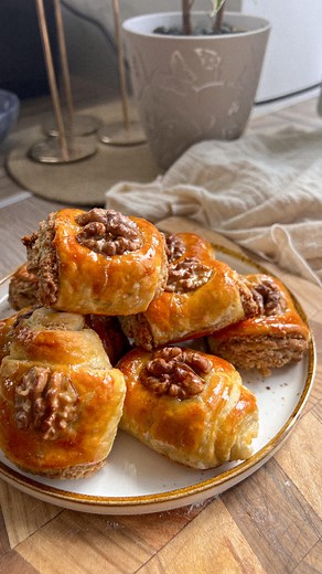 Я Катя👋 Фудблогер из Крыма/UGC - креатор on Instagram: "Это просто восторг 🔥 Ленивая пахлава за пол часа, просто и вкусно! Ингредиенты: 250 грамм грецких орехов и 15 двойных орешков для украшения 150 грамм сахара 2 яйца 500 грамм слоеного бездрожжевого теста мёд Приготовление:⁣ Перебиваем в блендере орехи, сахар и яйцо. Слоеное тесто раскатываем в длинный прямоугольник и разрезаем на 3 квадрата. На каждый квадрат выкладываем начинку и распределяем её. Затем сворачиваем в трубочку