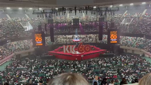 これね、舞台装置のフォントと色がマジでソ連と北朝鮮系ね。。。このフォントなんですよ。数字の書き方もね。。。ソ連党大会かよ。しかも真っ赤だ。色が。日本の部隊セットでは使わない朱色系の赤ね。普通はもっと鮮やかな赤なんだよね。しかも普通はポイントで入れる。皆さん気がついた？