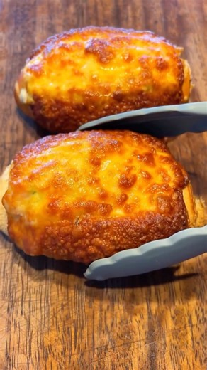 Guga Camargo | Nada a dizer, apenas sentir… Ingredientes: - 4 fatias de presunto - 6 fatias de queijo - 2cl de sopa de requeijão cremoso - 1 tomate... | Instagram